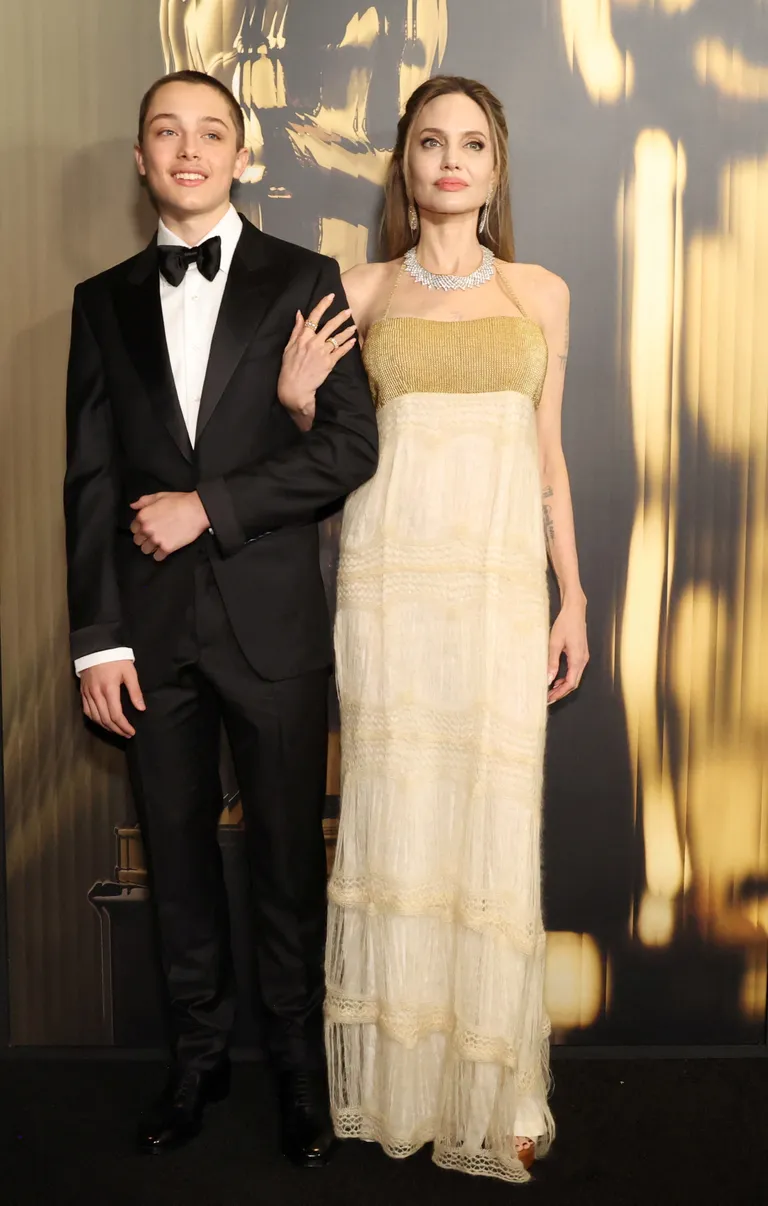 Angelina Jolie oma 16-aastase poja Knox Jolie-Pittiga. November 2024.