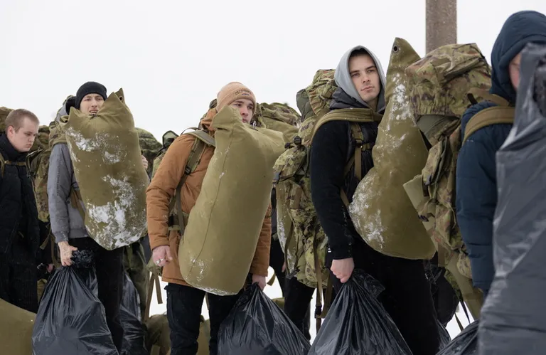 Первый день в армии целиком проходит в очередях.