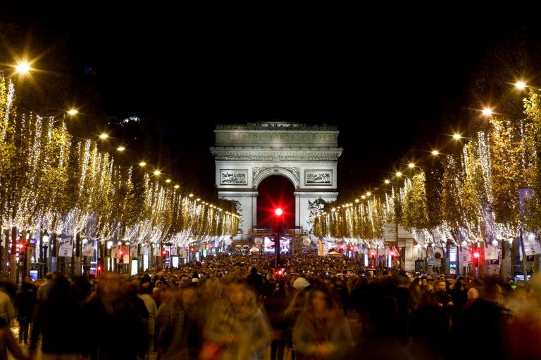 Рождественские огни в Париже.
