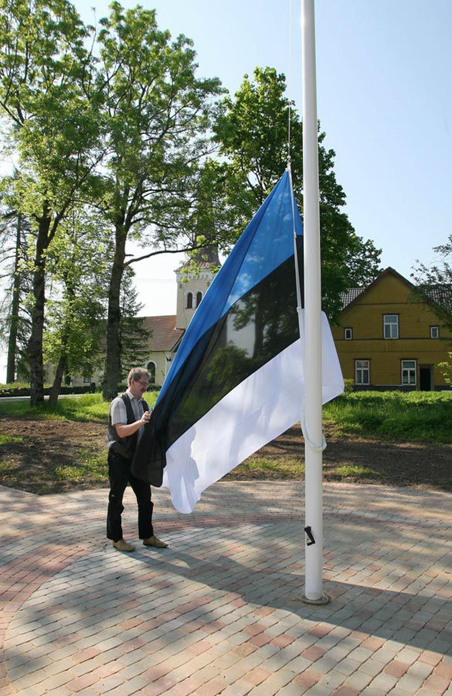 Vallavanem Tõnu Kiviloo tegi eile uuel väljakul lipuheiskamise proovi.