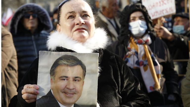 Сторонники Михаила Саакашвили дежурят у суда каждый раз, когда экс-президент Грузии там выступает