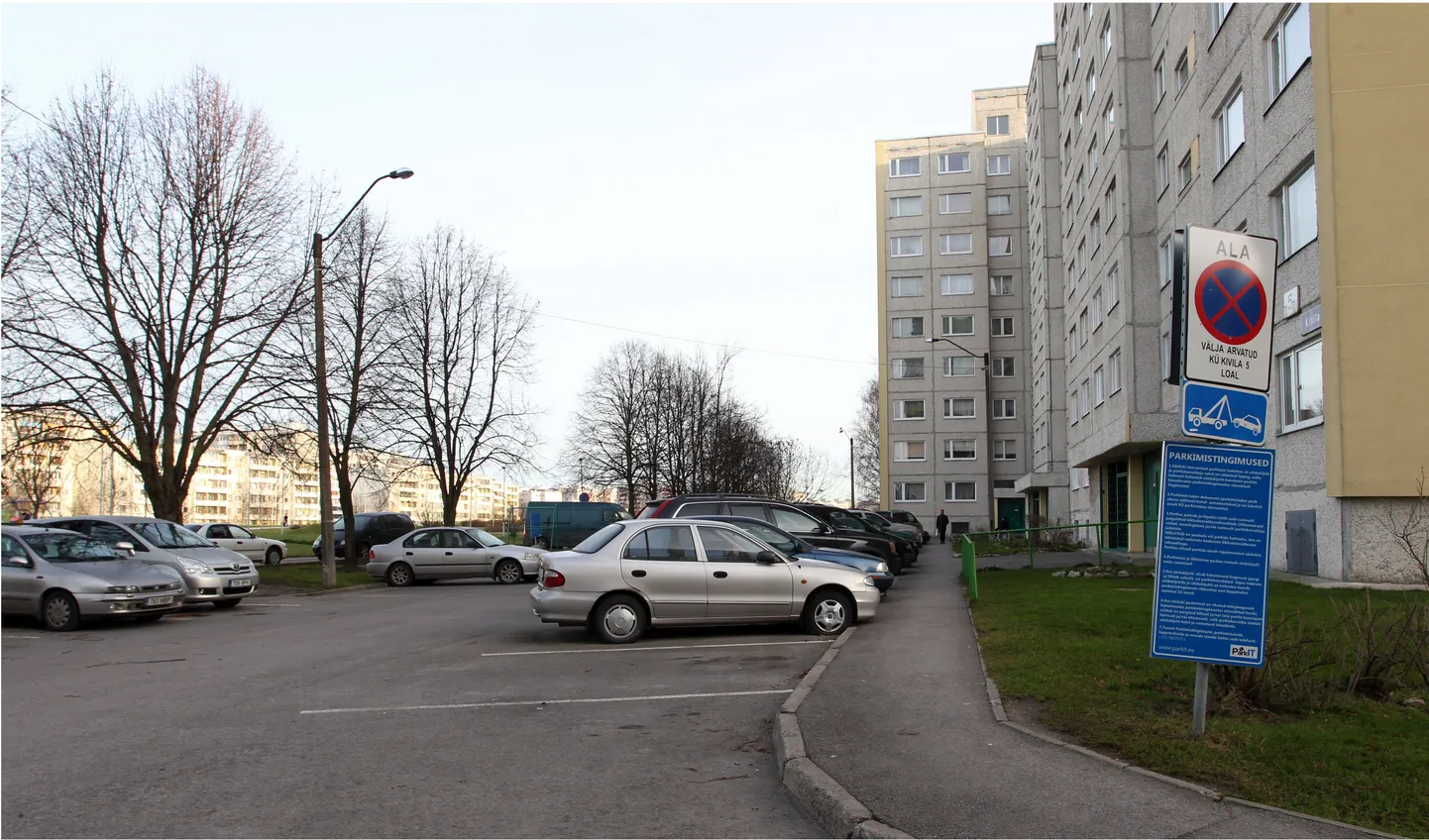 Lasnamäel võib võõra õue peale parkimise eest trahvi saada.