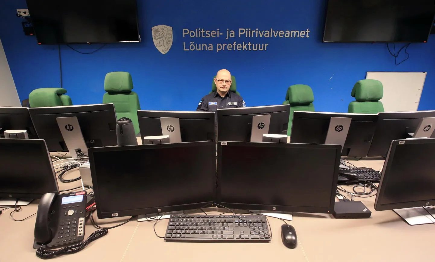 Lõuna prefektuuri prefekt Vallo Koppel istub staabi tööruumis, mida kasutatakse erioperatsioonide ja suursündmuste ajal. Prefekt hindab kõrgelt koostööd eri organisatsioonide, näiteks politsei ja kaitsejõudude vahel.