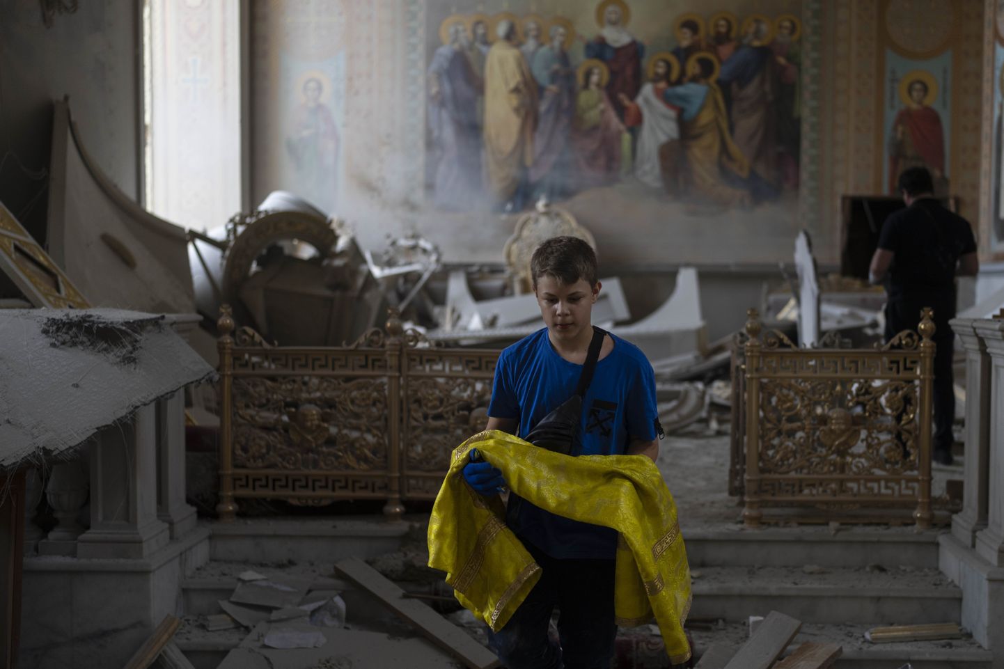 Ukraina poiss aitab Odessa kesklinnas pommitatud katedraalist esemeid päästa