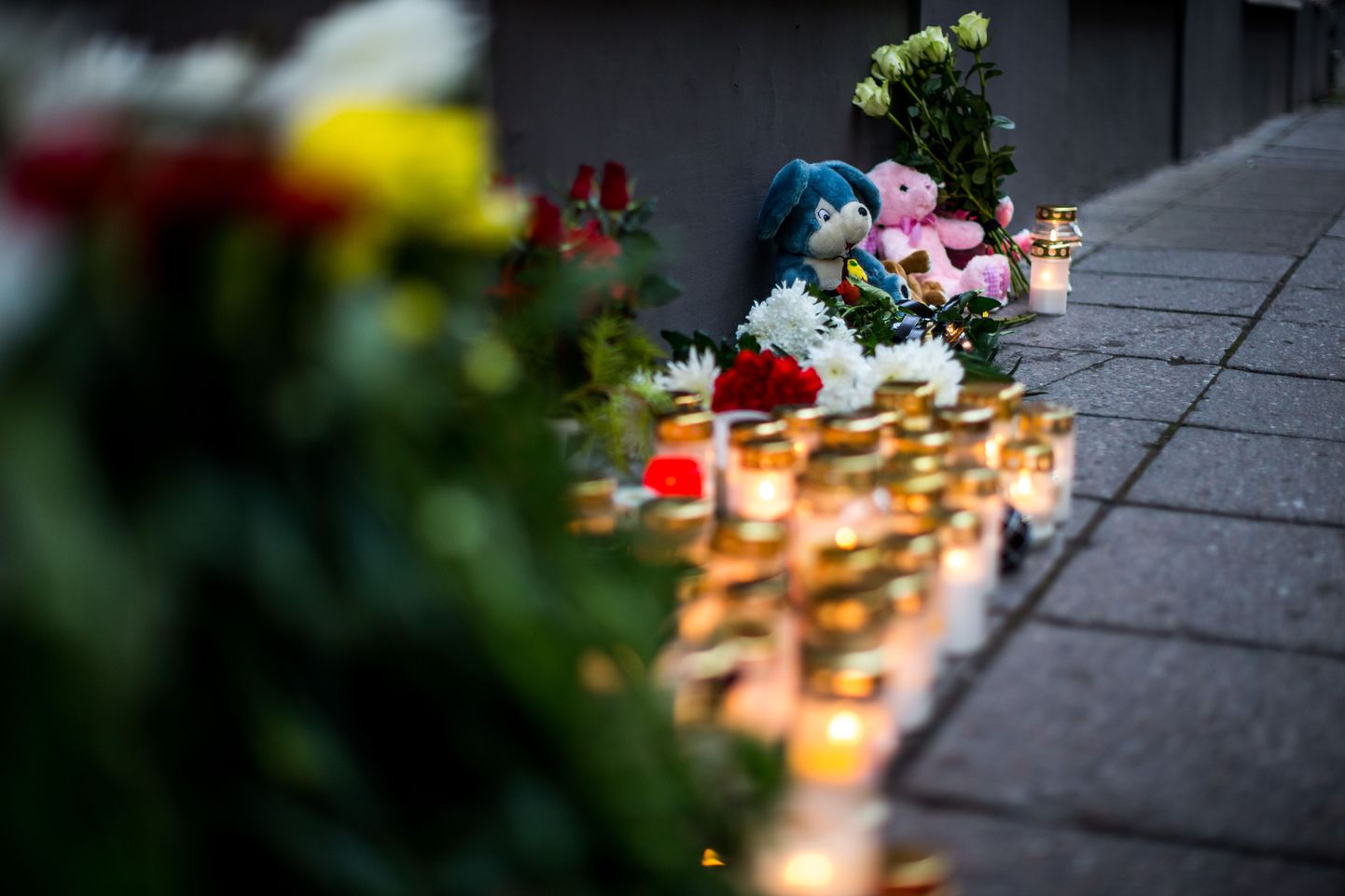 Цветы, свечи и игрушки у дверей Российского посольства.