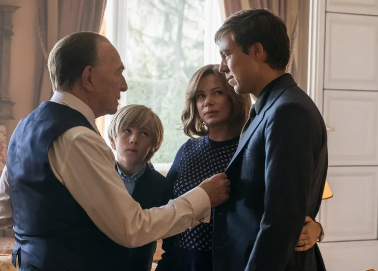 Kaader filmist «All the Money in the World». Pildil miljardär Jean Paul Getty rollis Christopher Plummer, ta poja rollis Andrew Buchan, ta minia rollis Michelle Williams ja lapselapse rollis Charlie Shotwell