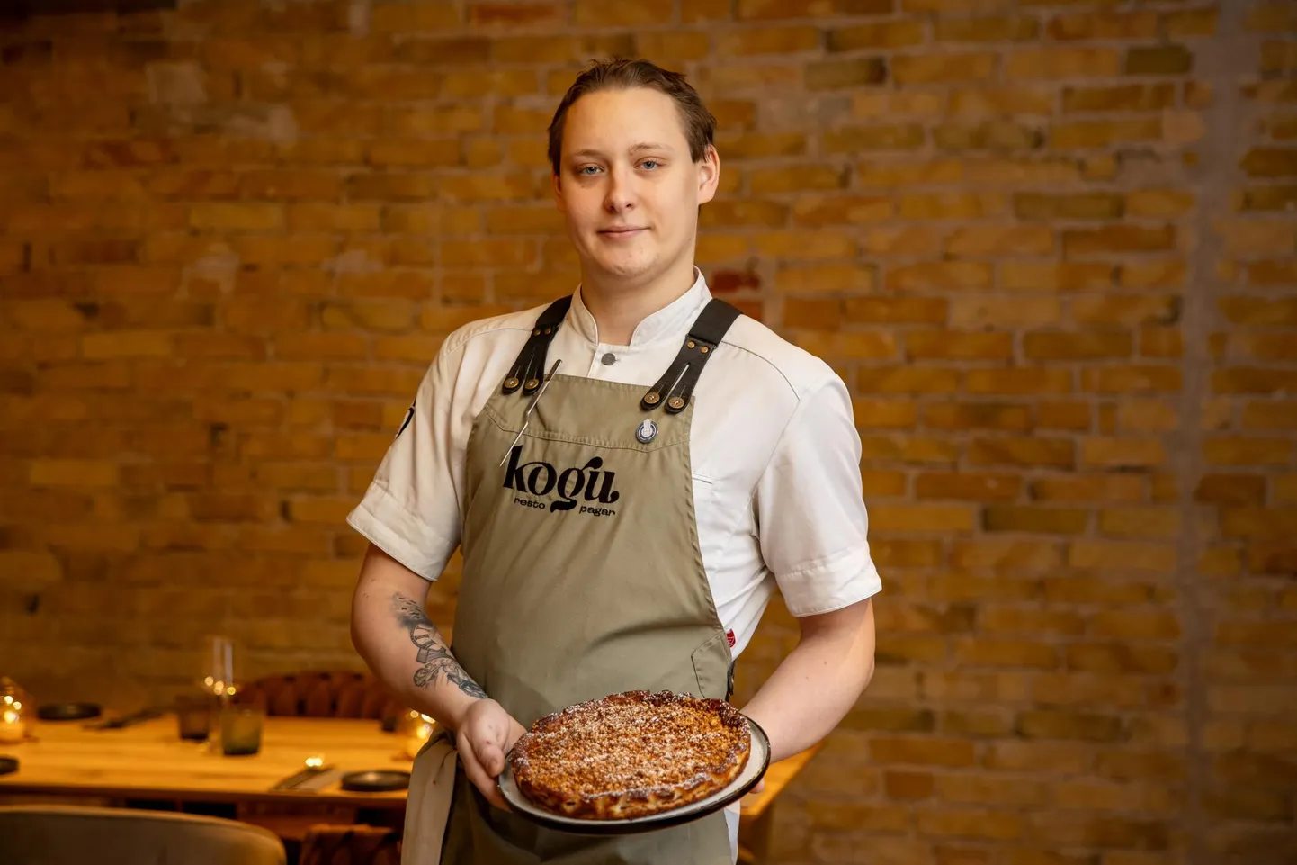 Aasta kokk 2023 Maxim Ivanuškin ja tema koduse moega õunakook. Foto Eero Vabamägi, Postimees FOTO: Eero Vabamägi