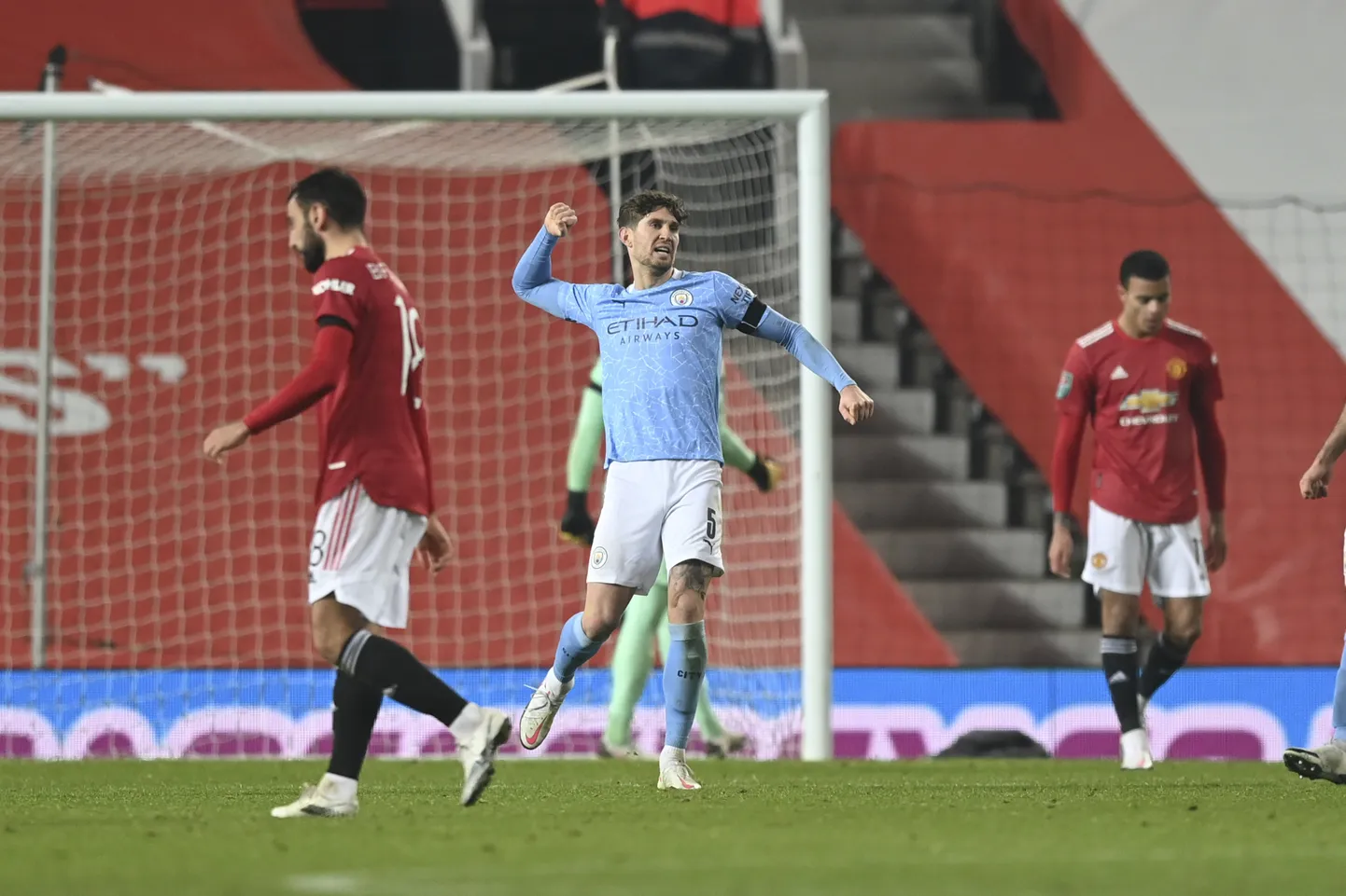 Manchester City (sinises) mehed rõõmustasid, Manchester Unitedi mängijad kurvastasid.