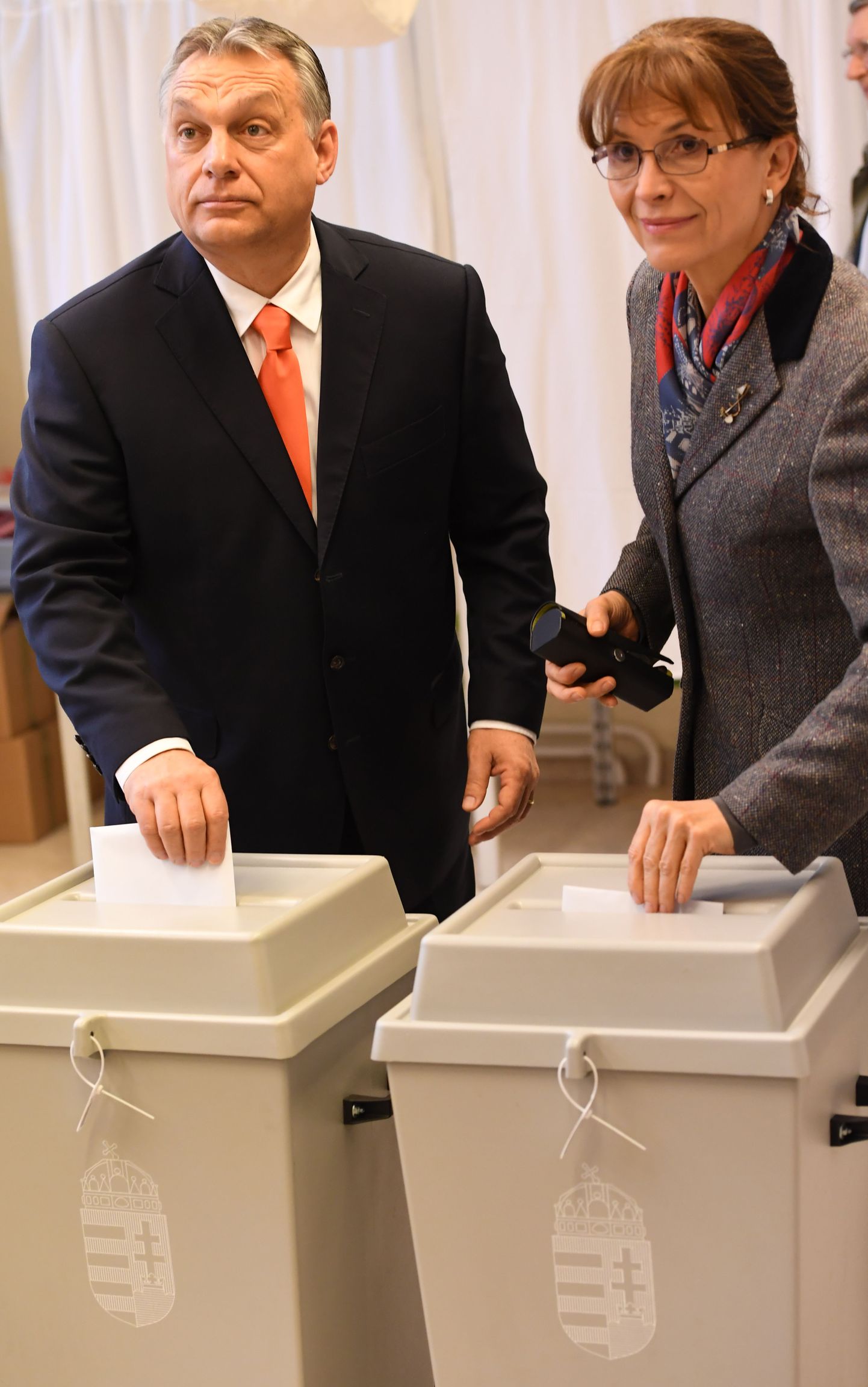 Ungari peaminister Viktor Orba hääletamas abikaasa Aniko Levaiga.