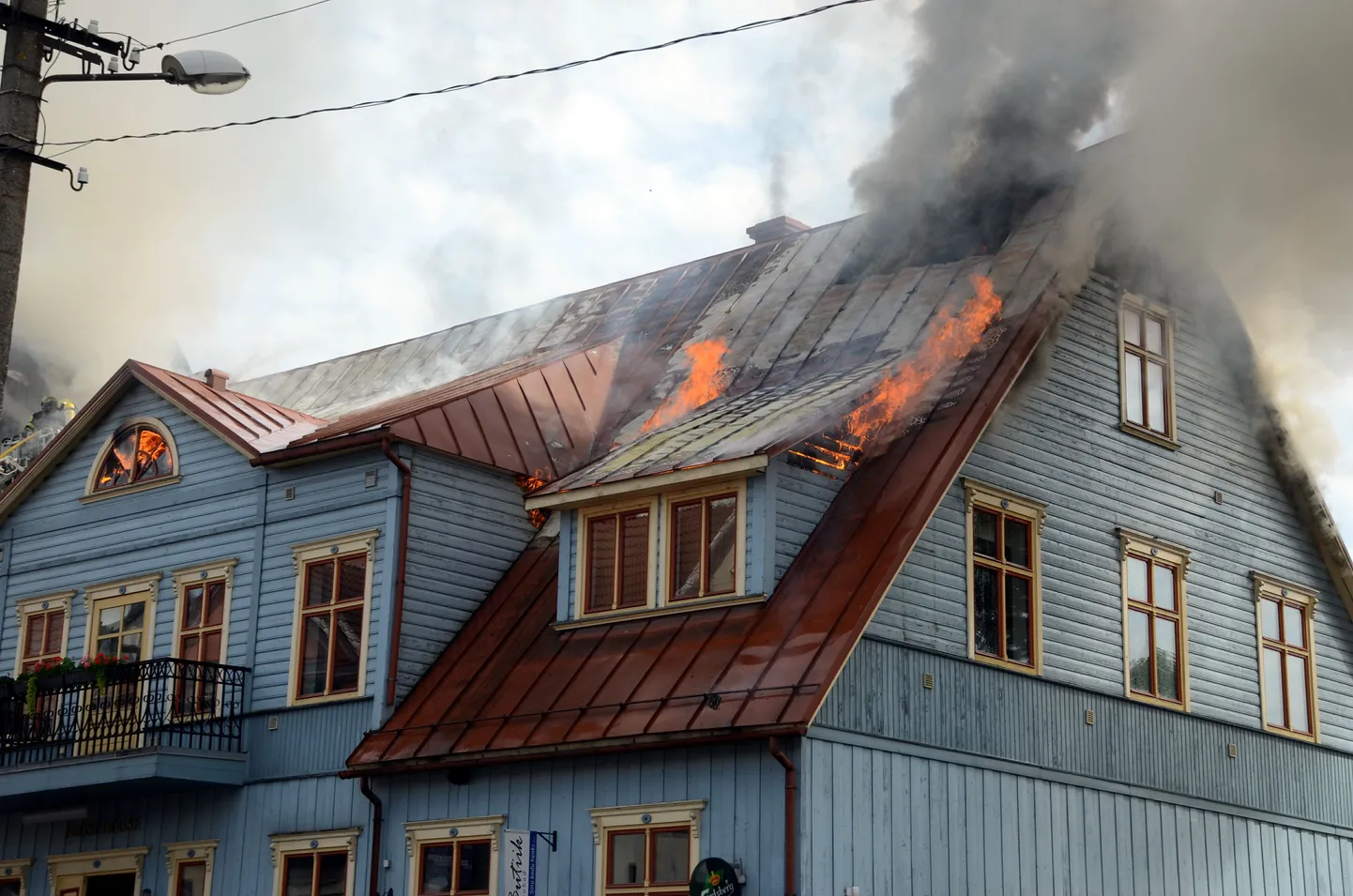 Arvatavalt Viienda Villem pubist alguse saanud tulekahju Pärnus Kuninga tänaval.