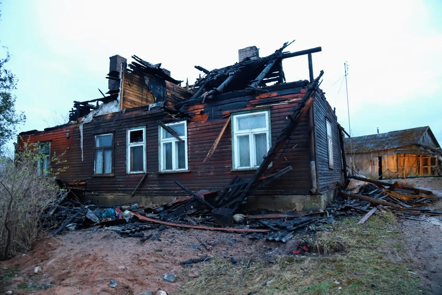 Põlde külas süttis elumaja. Põlengus hukkus eakas mees.