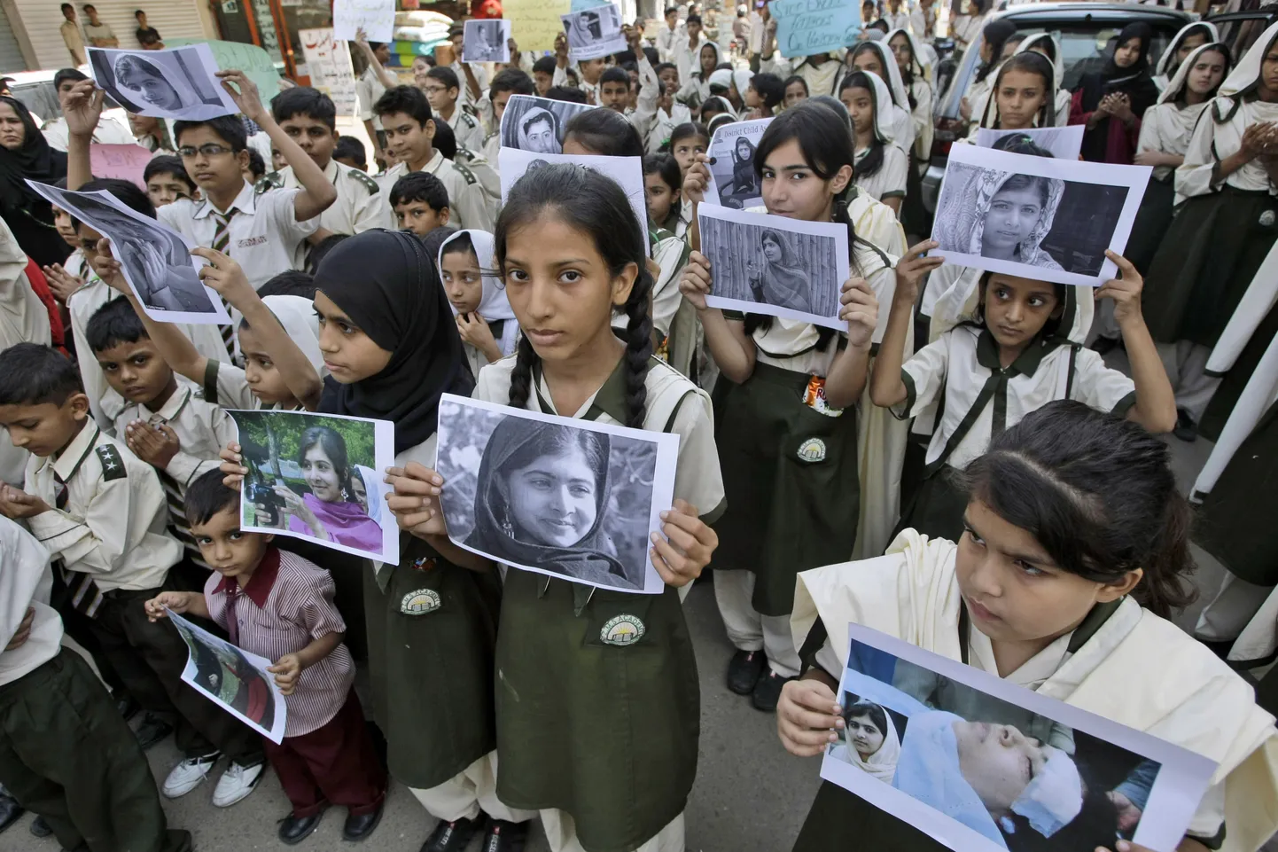 Pakistani koolilapsed 14-aastase Malala Yousufzai piltidega.