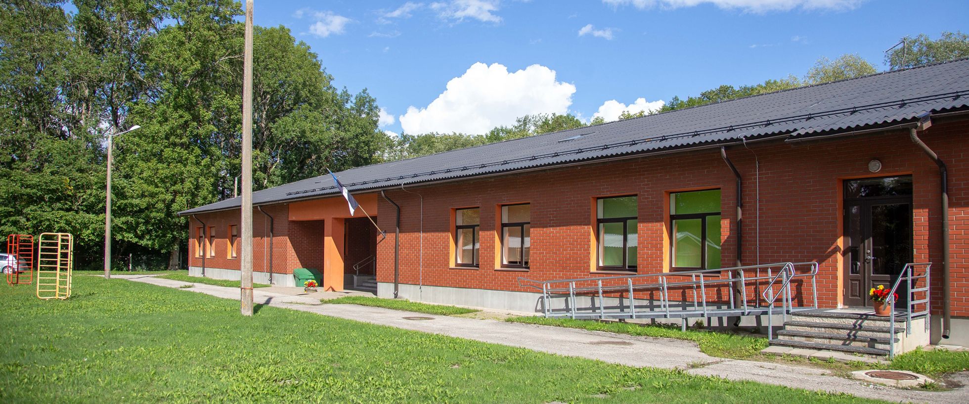 2002. aastal suletud Päinurme kooli hoones tegutseb praegu Coopi pood ja maja on täielikult renoveeritud.
