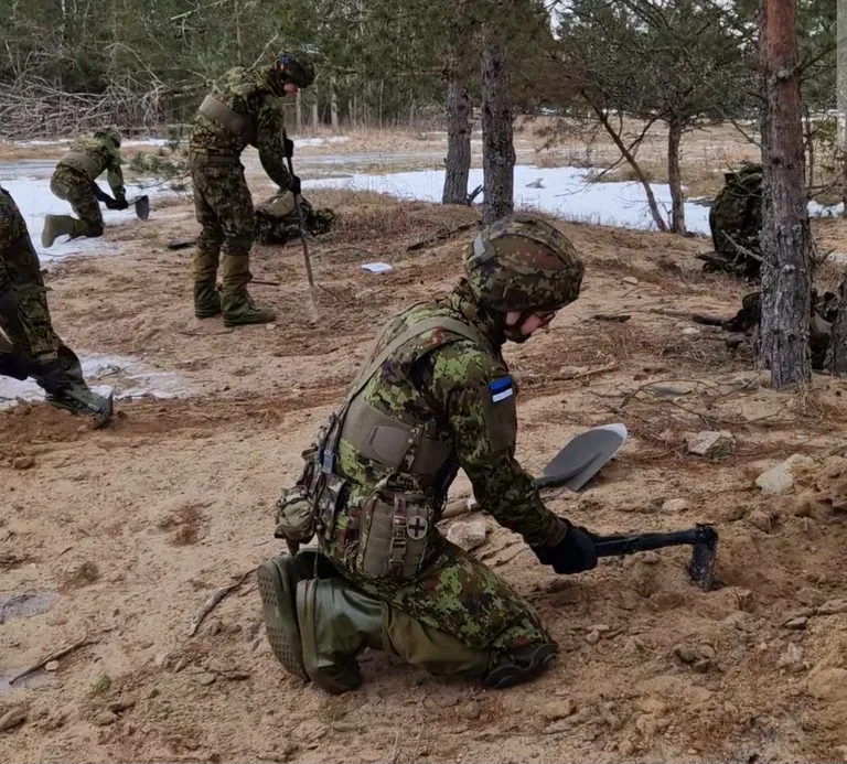 Зимой выкопать окоп - задача не из легких.