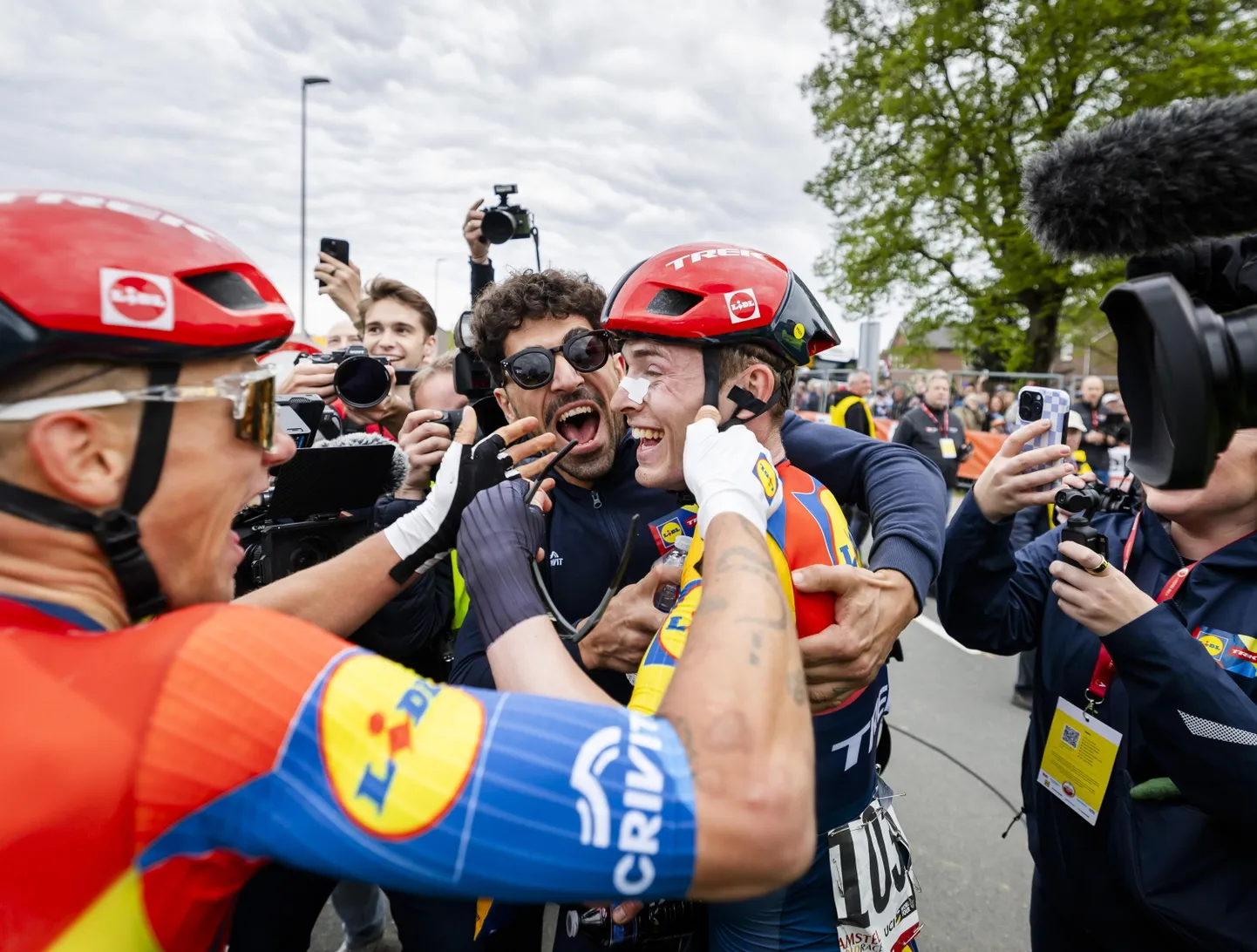 Matiass Skjelmose  no Dānijas svin uzvaru Amstel Gold Race sacensībās 255,9 km garajā distancē no Māstrihtas līdz Berg en Terblijt, Nīderlandē, 2025. gada 20. aprīlī.