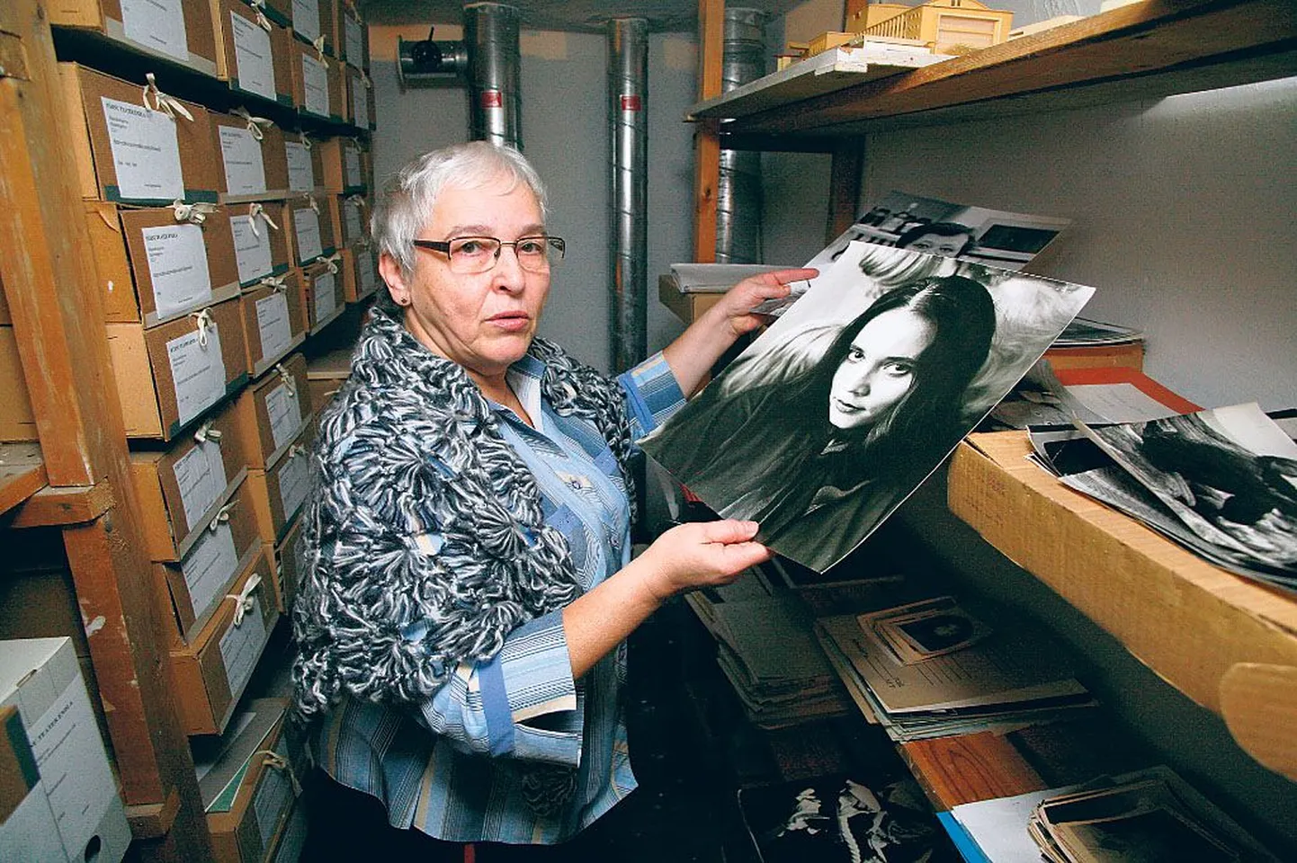Endla teatri müügiassistent Ilona Smeljanski on aastaid hobina teatrimaja mahukat fotoarhiivi korras hoidnud.