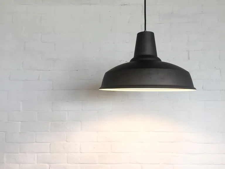 Koonusjas laelamp