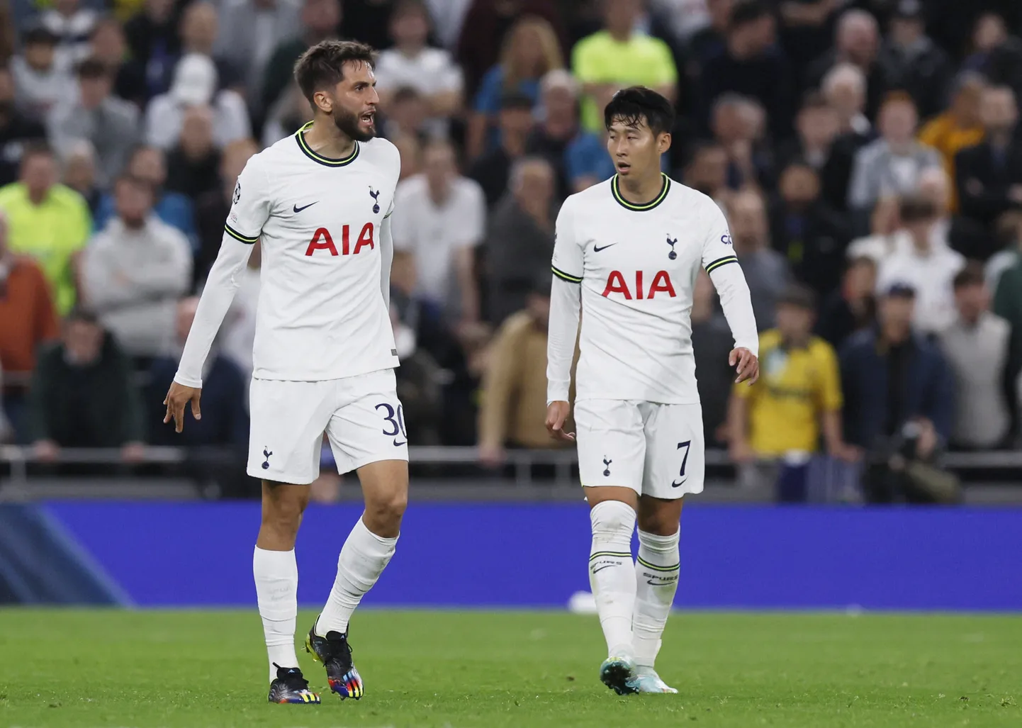 Rodrigo Bentancur (vasakul) ja Heung-Min Son (paremal).