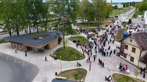 Kadrina Keskväljaku avapidustuste lõpus läks rüselemiseks, politsei viis ühe volikoguliikme koju