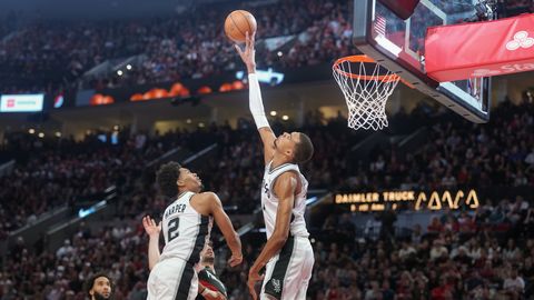 Vembanjama atgriežas un kaldina 