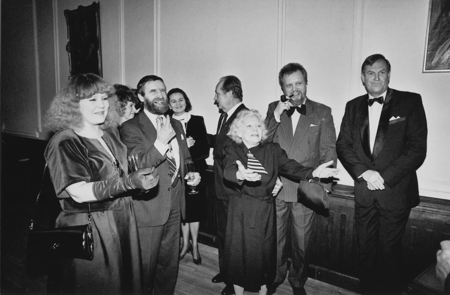 Poolteist aastat pärast iseseisvuse taastamist tähistati Tallinnas vabariigi sünnipäeva 24. veebruaril vabariigi presidendi esimese vastuvõtuga Estonias. Vasakult Marika Valk, Heinz Valk, Salme Reek, tema taga Mai ja Vaino Väljas, Tõnu Tepandi, Tiit Made.