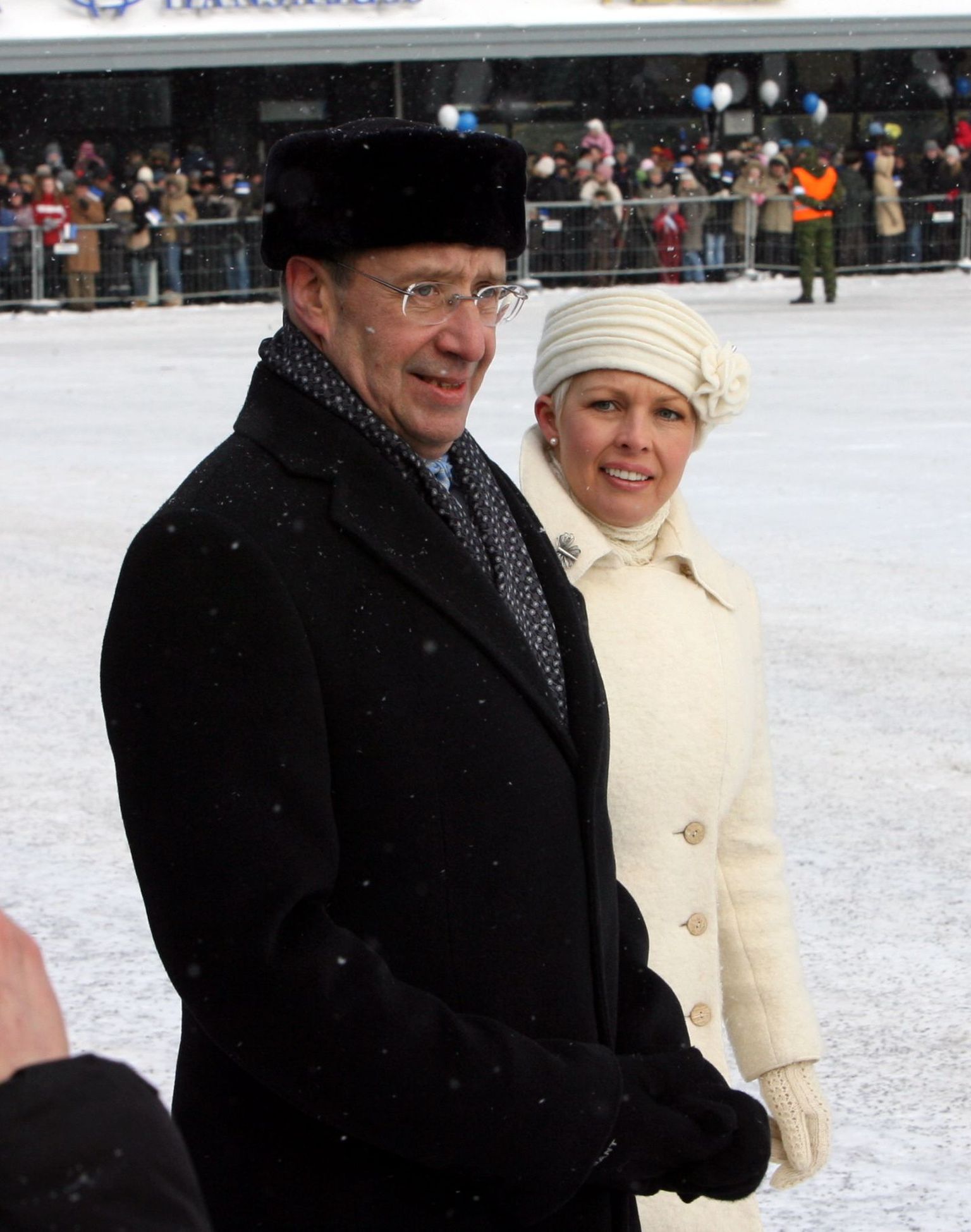 Тоомас Хендрик Ильвес и его супруга Эвелин на параде Сил обороны.