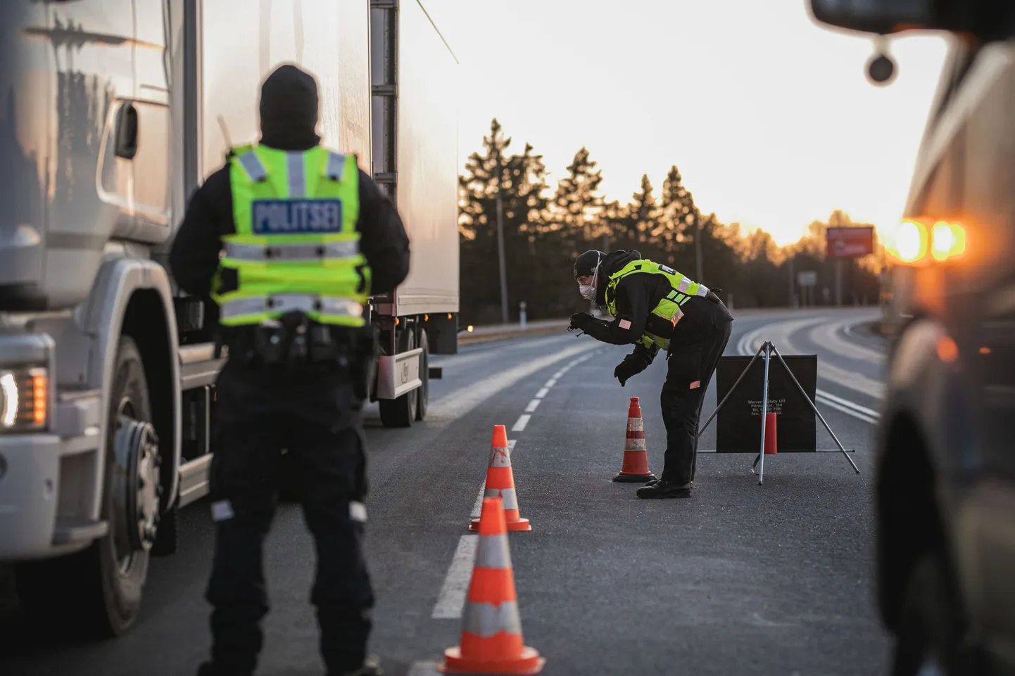 PIIRITSOONI VALVEL: Eriolukorrast tingitud lisaülesannetest hoolimata hoolitseb politsei saarlaste turvalisuse eest ja selles hinnaalandust ei tehta.