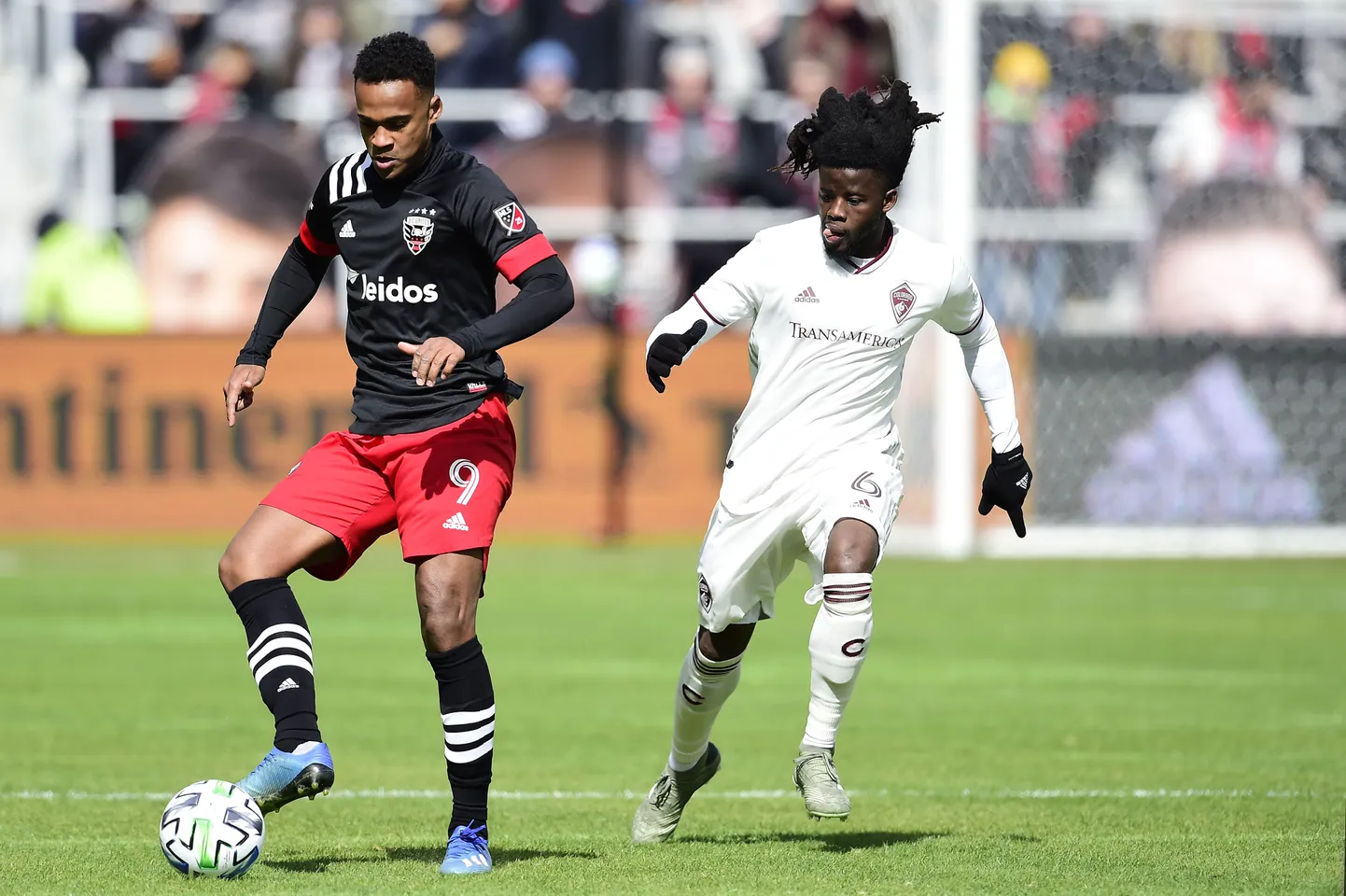 DC Unitedi ründaja Ola Kamara palliga.