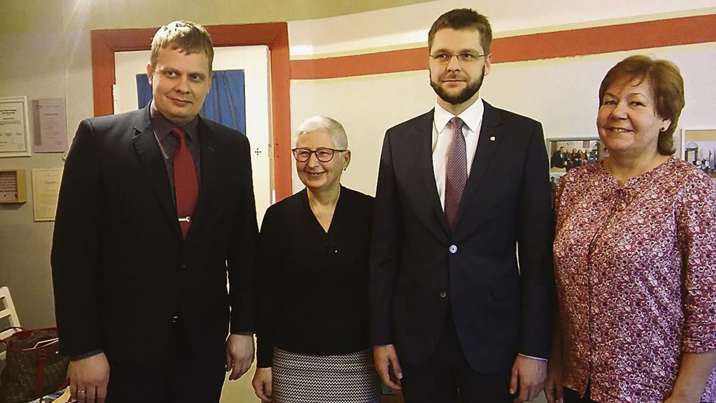 Töö- ja tervishoiuminister Jevgeni Ossinovski külastas esmaspäeval Pärnu naiste tugikeskust. Teda saatis maavanem Kalev Kaljuste. Külalisi võtsid vastu Margo Orupõld (vasakul) ja Urve Vesik.