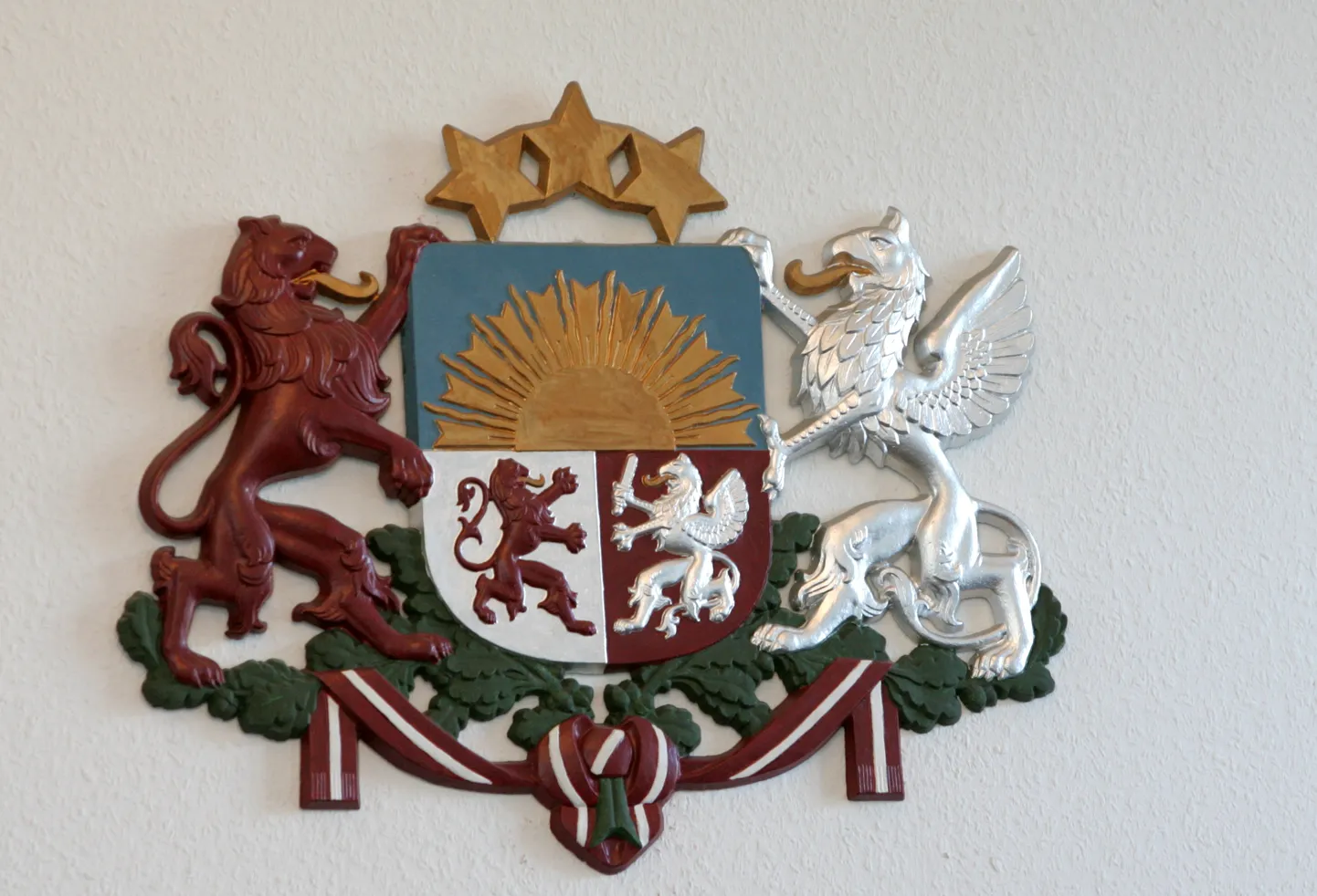 Latvijas valsts ģerbonis Augstākās tiesas zālē.