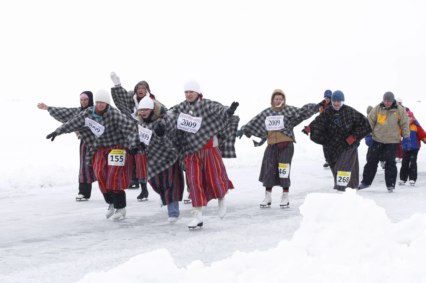 Naiste tantsupeo korraldajad - Jõgeva folklooriselts Jõgevahe Pere. Pildil uisutavad seltsi esindajad Peipsil uisumaratonil.