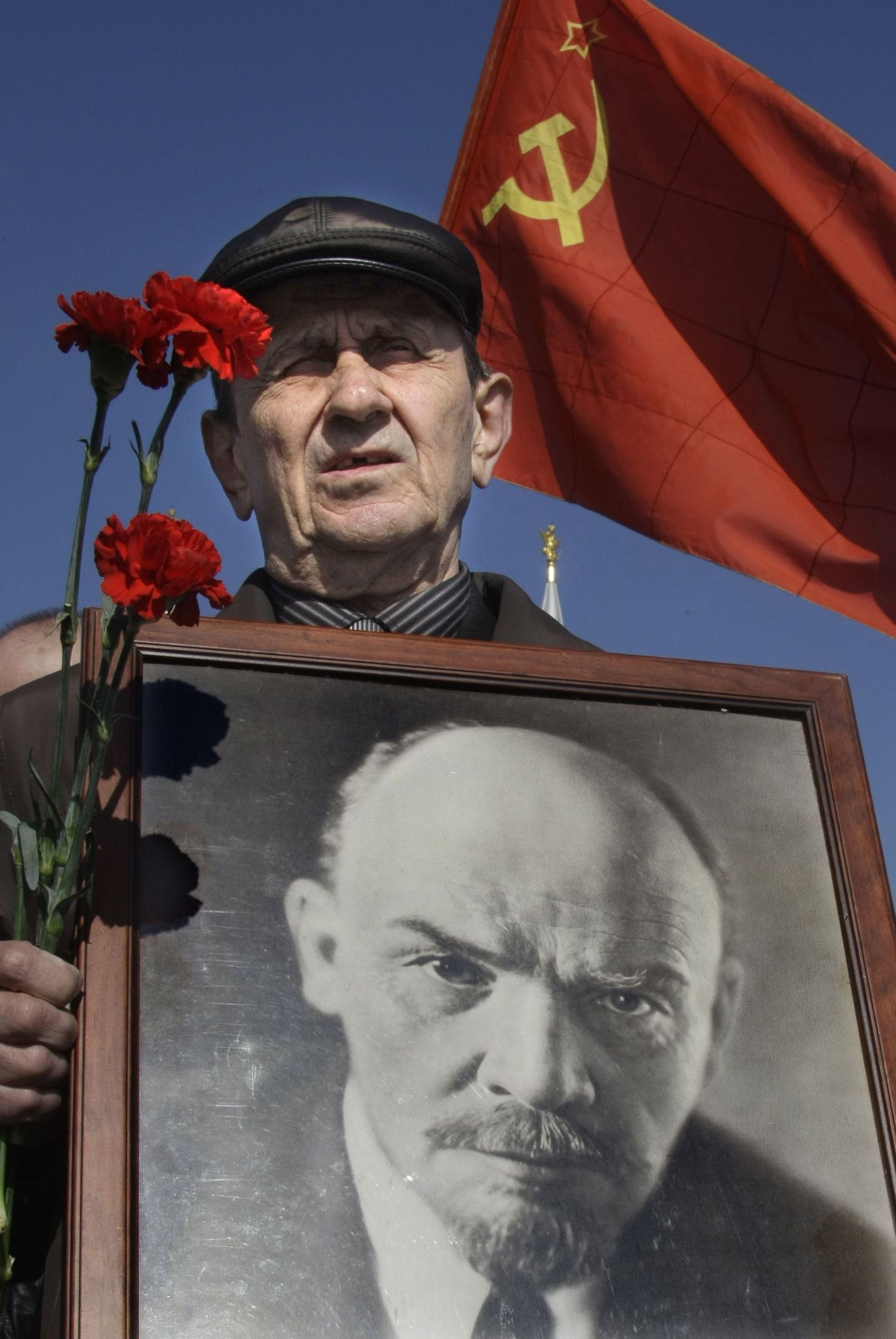Kommunistide poolehoidja Vladimir Lenini pildiga Moskvas Punasel väljakul.