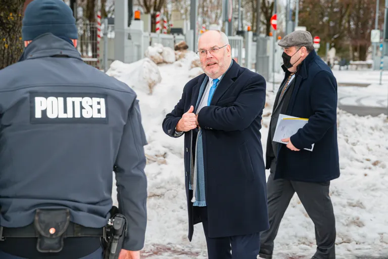 Narva piiripunkti väravate juures tervitasid president Alar Karist kohalikud politseijuhid.