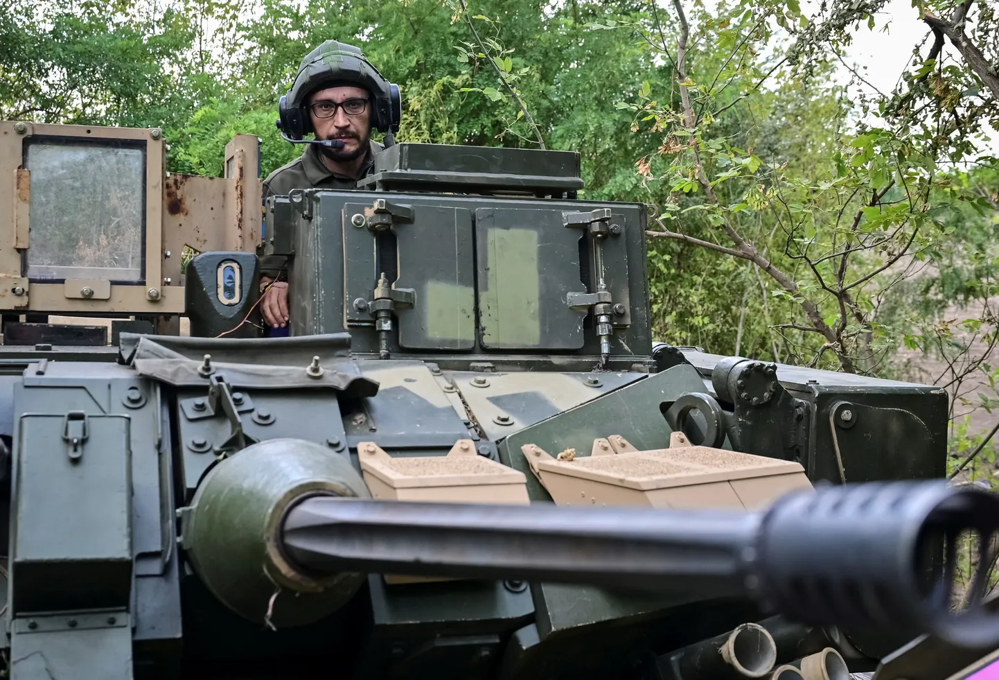 Ukraina sõdur valmistamas ette jalaväe lahingmasinat M2 Bradley rinde lähistel Zaporižžjas 6. septembril 2023. aastal.