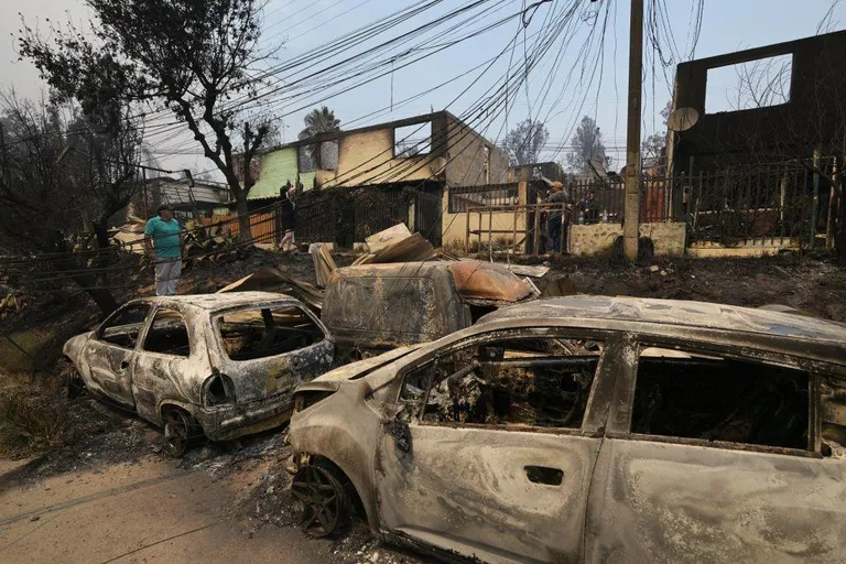 Многие люди потеряли в пожаре почти все имущество, дома и машины