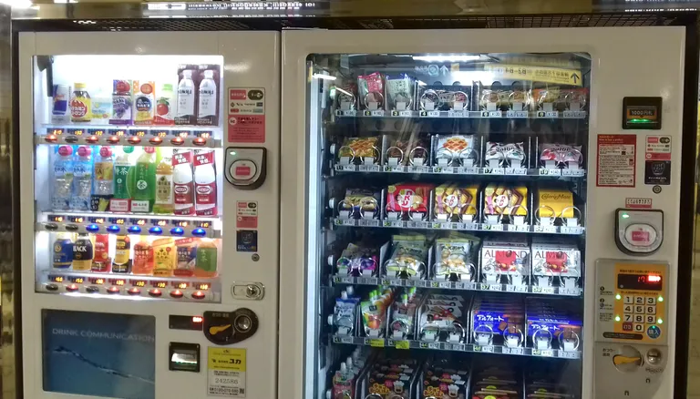 Tüüpilised Jaapani müügiautomaadid. Vasakpoolne väljastab külmasid ja soojasid jooke ning parempoolne maiustusi.