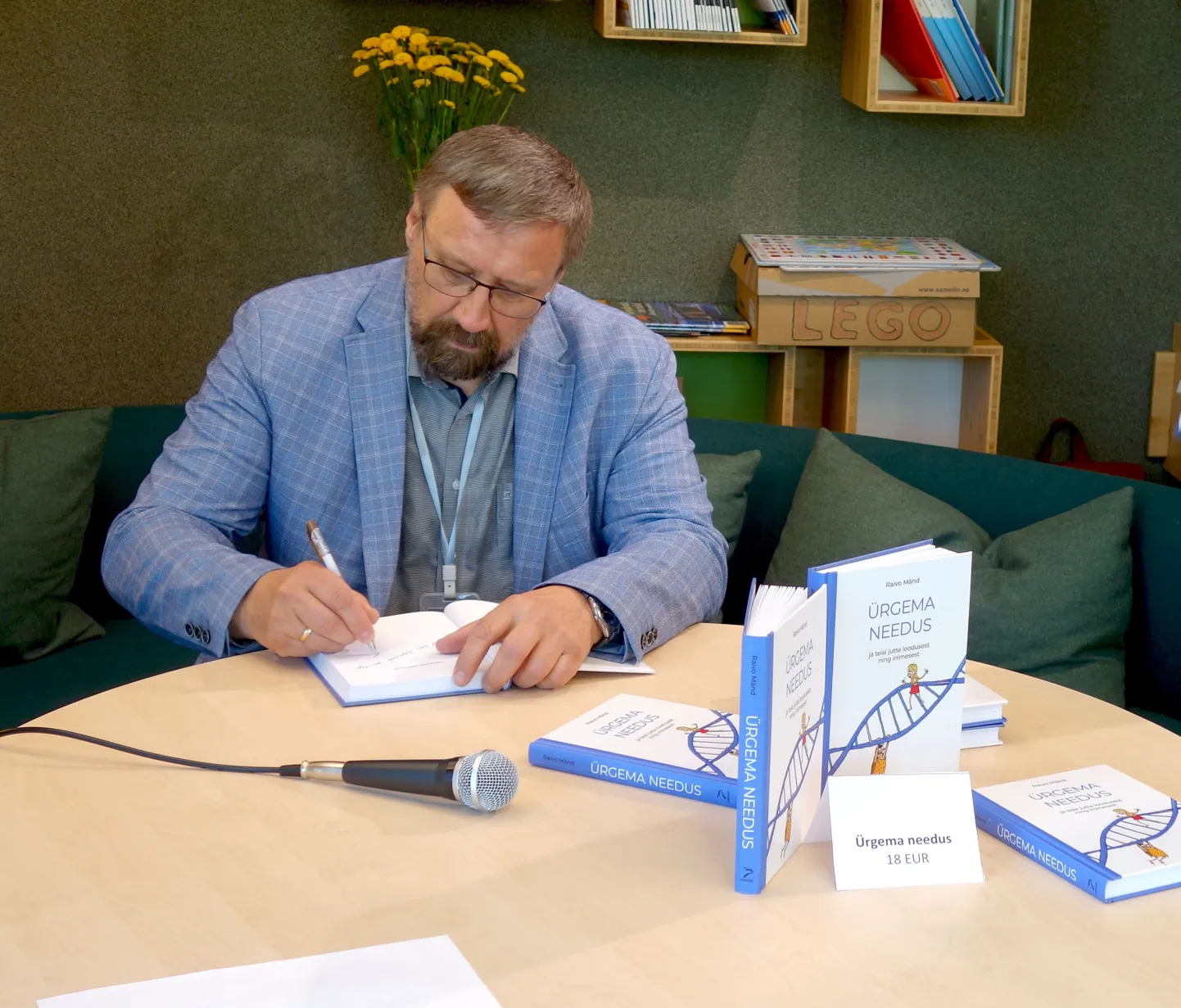 AUTOGRAMM LUGEJALE: Populaarteadusliku teose "Ürgema needus" autor Raivo Mänd raamatu soetanud huvilisele autogrammi kirjutamas.