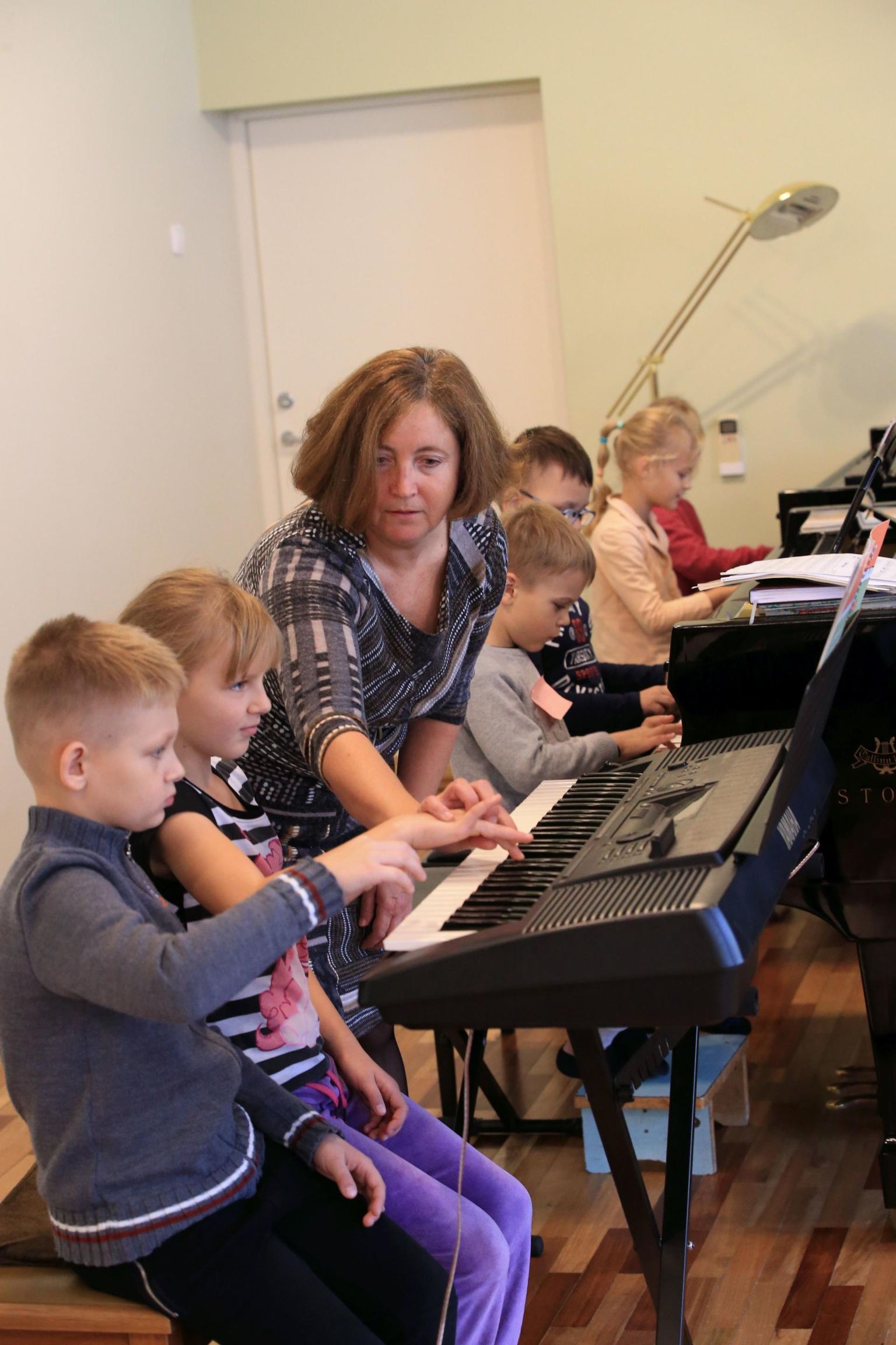 Huviõpetaja liigitamine noorsootöötajaks pisendab õpetaja erialase vilumuse tähtsust. Pildil Tartu 2. muusikakooli klaveriõpetaja Jelena Panchenko.