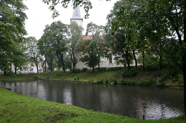 Rekordiline sajuhulk tabas Jõhvis 2008. aasta augusti lõpus − kiriku juures olev auk muutus basseiniks.