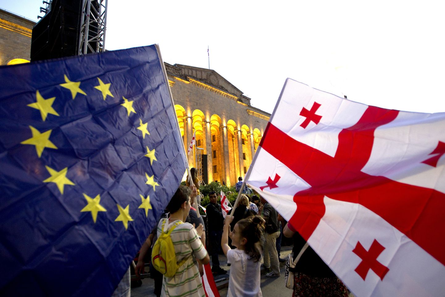 Meeleavaldajad Euroopa Liidu ja Gruusia lippudega valitsusvastasel ja Euroopa Liiduga liitumist toetaval meeleavaldusel Gruusia pealinnas Tbilisis 3. juulil.