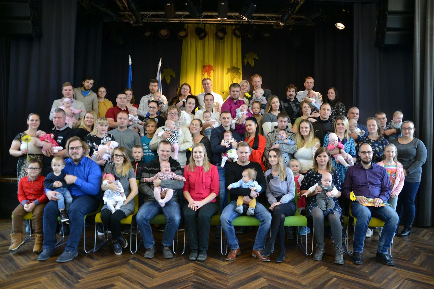 Rakvere vallakeskuses võtsid isadepäeva eel oma nimega lusika vastu 29 beebit.
