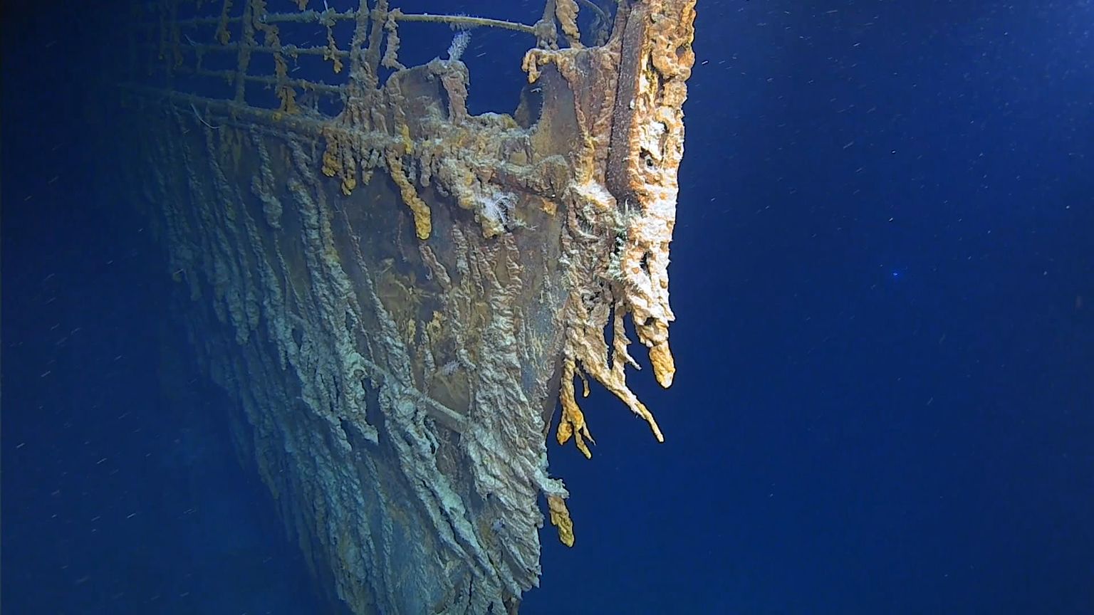 Kaader Atlantic Productionsi 2019. aasta videost, millel on näha Titanicu roostepurikatega vööri