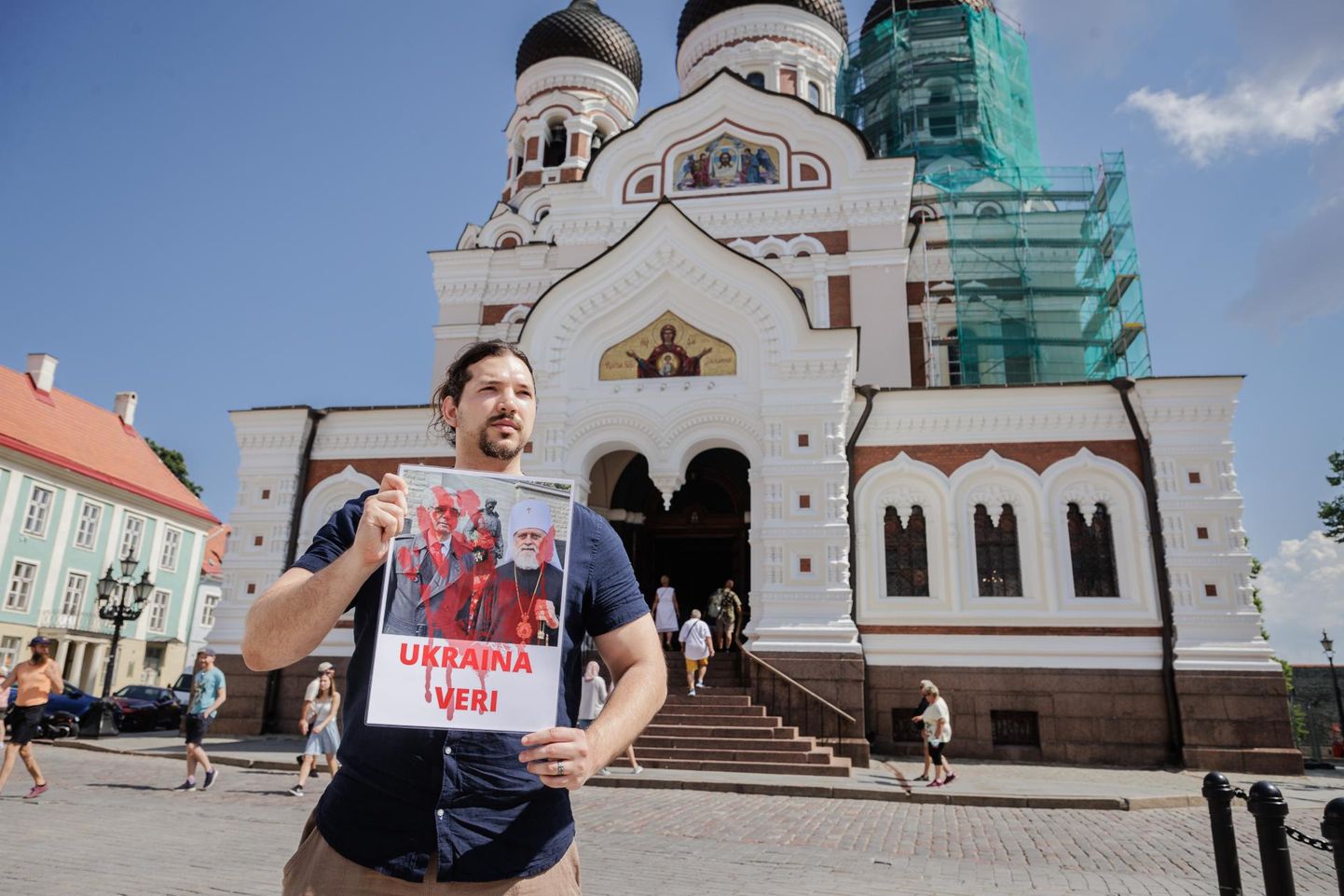 Maikuus käis Joosua Raave Nevski katedraali ees (pilt on tehtud juunis) protestimas «verise» plakatiga, millele on kirjutatud «Ukraina veri» ja peal foto, millel metropoliit Eugeni poseerib pronkssõduri taustal koos Venemaa suursaadikuga.