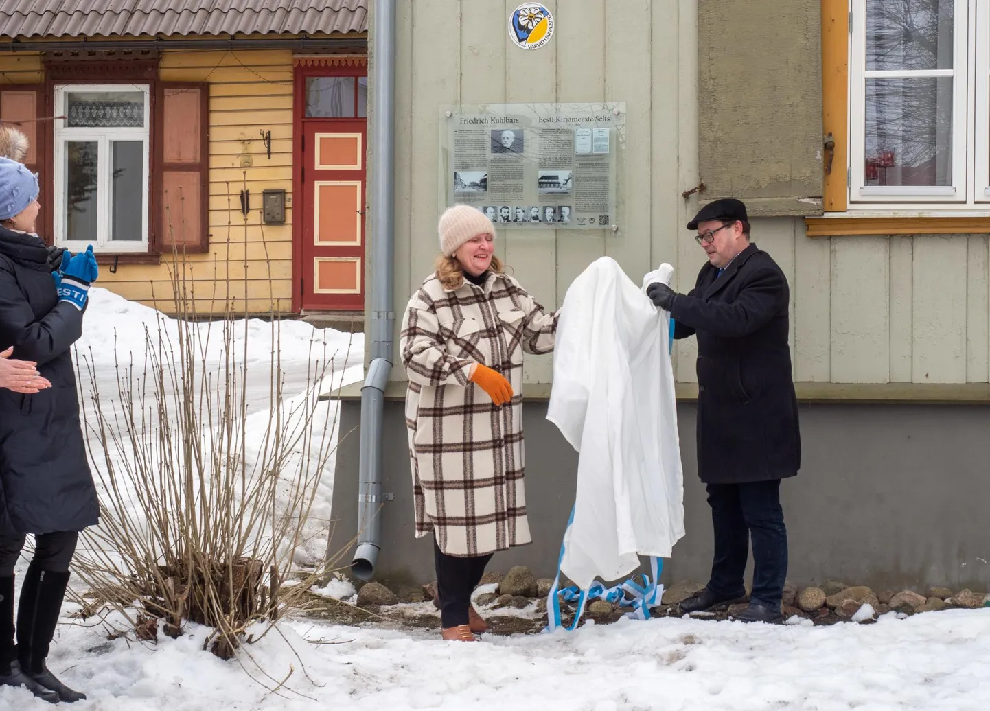 Viljandis Laidoneri plats 3 hoonel avati reedel infotahvel, et tähistada 150 aasta möödumist Eesti Kirjameeste Seltsi asutamisest.