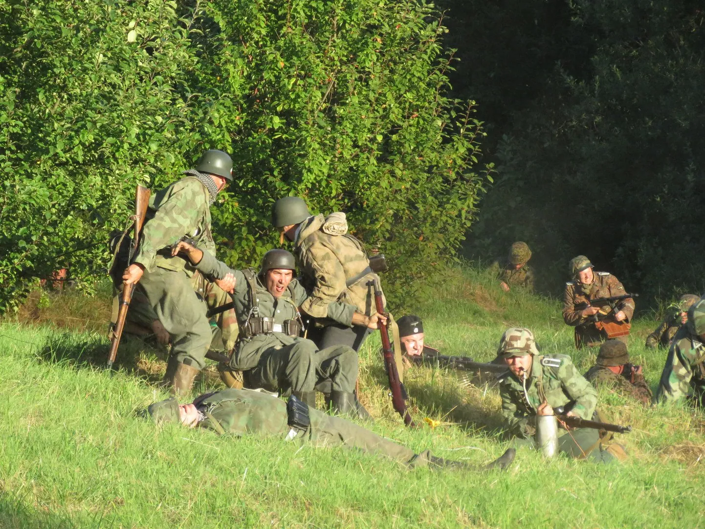 Laupäeva õhtul peetud 1944. aasta näidislahing Vene ja Saksa vägede vahel paistis silma ülima realistlikkusega. Leegiheitjad süütasid maapinna, mehed langesid ja haavatuid lohistati ennastsalgavalt ohtusse kaugusse.
