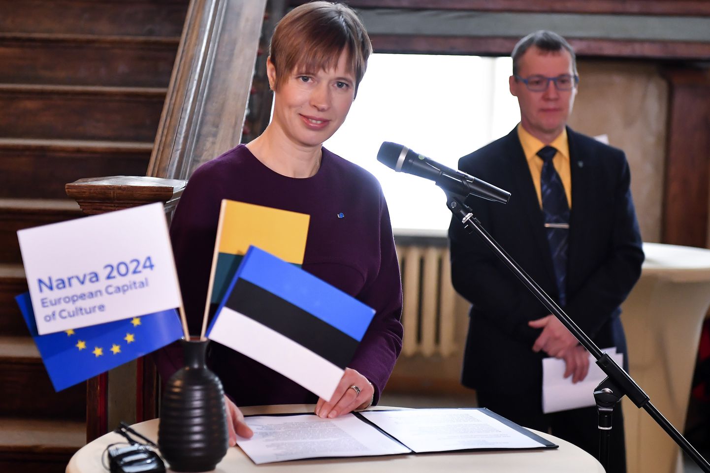 President Kersti Kaljulaid ja Narva linnapea Tarmo Tammiste Narva raekojas.