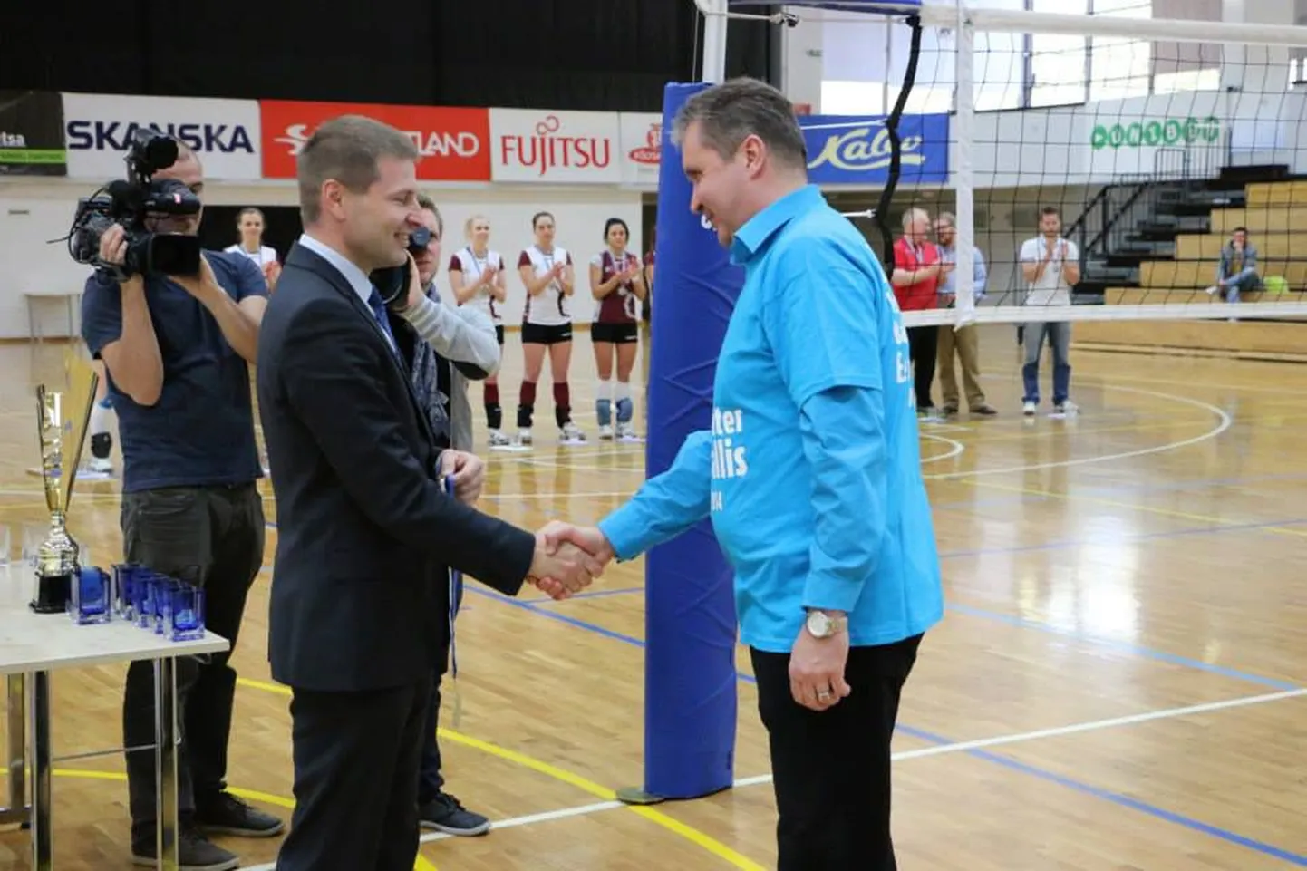 Peeter Vahtra medalit vastu võtmas.