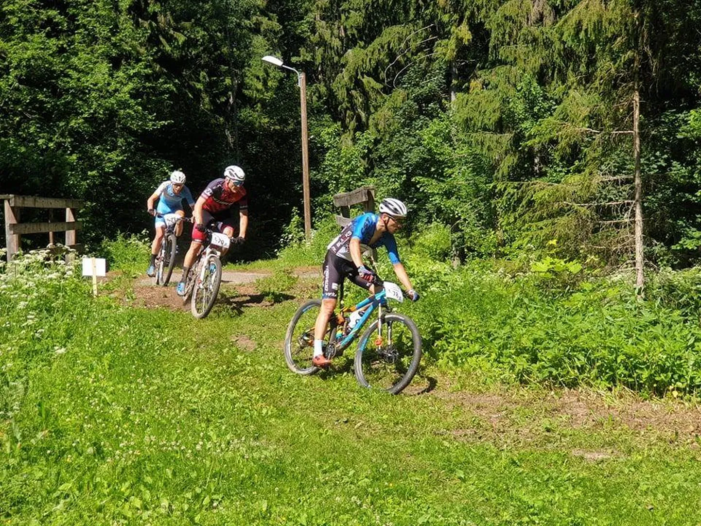 Järva maratoni esikolmik Peeter Pruus (esimene), Peeter Tarvis ja Martin Parv ei lase end Järva-Jaani kandi heitlikul maastikul heidutada.