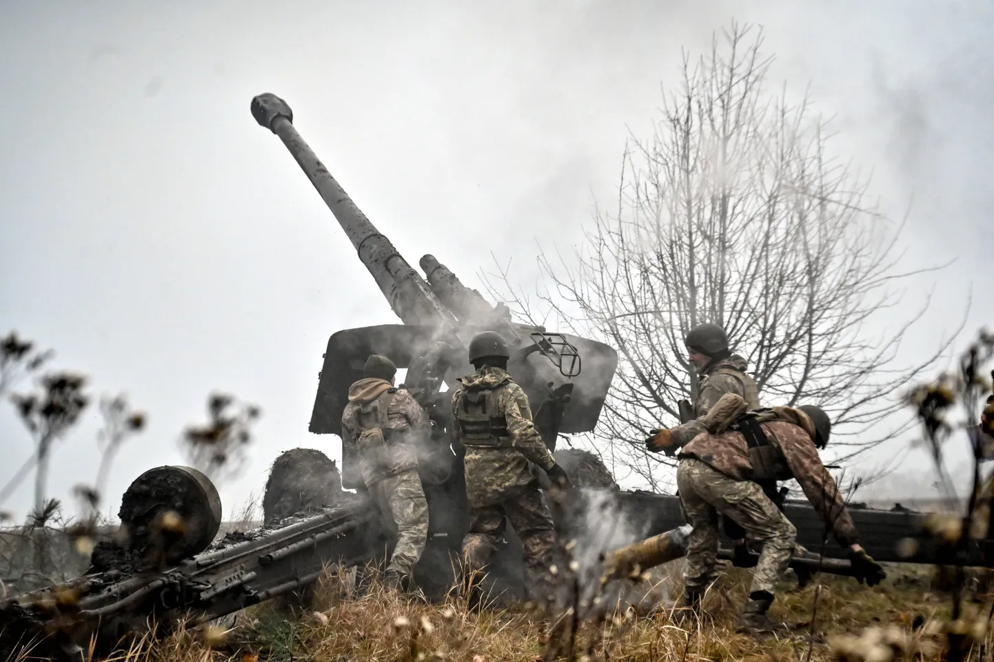 Ukraina sõdurid detsembris Zaporižžja oblastis nõukogudeaegse haubitsaga Msta-B.