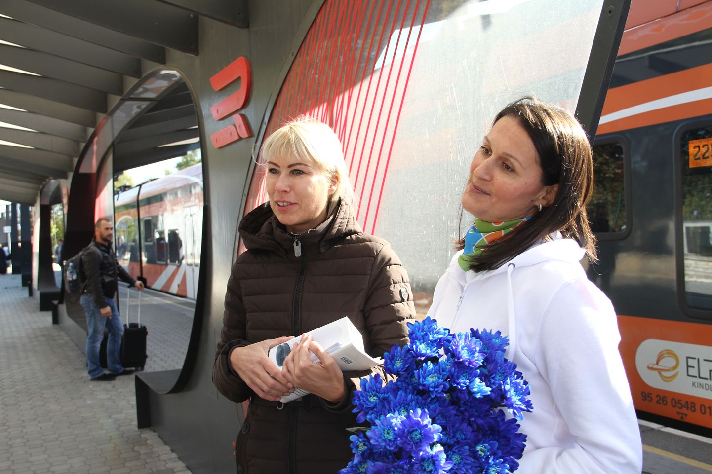 Лариса Дегель (слева на фото) и Маргарита Кялло на фоне первого языкового поезда.